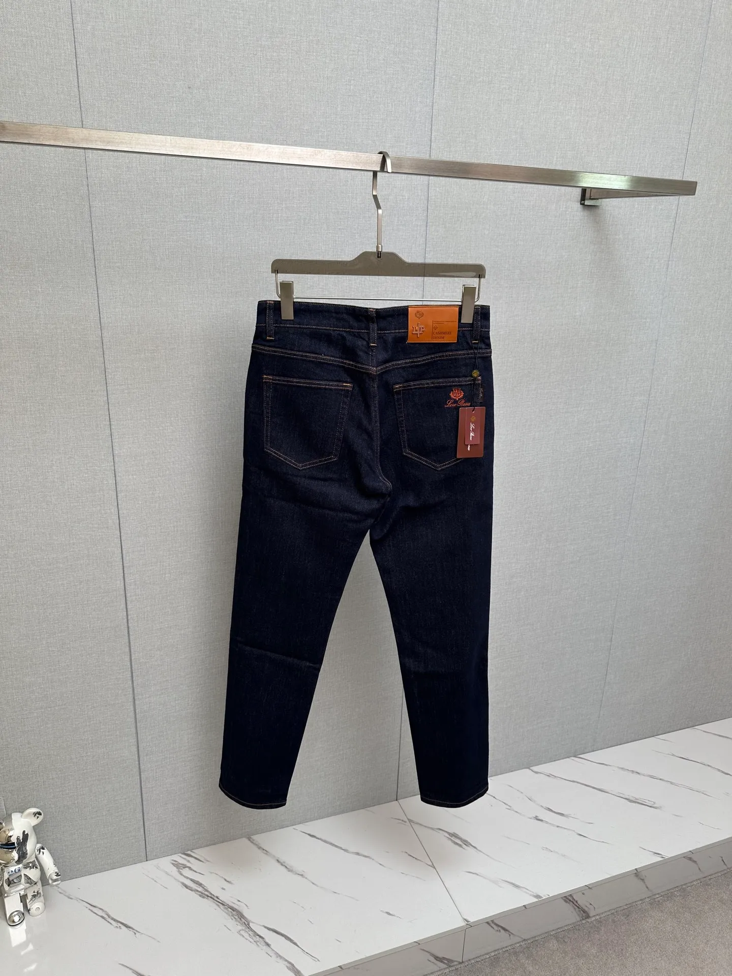 New products from LP counter, original jeans, made by original heavy industry, brand Classic LOGO design, complete with three standards! Original hardware accessories. The denim fabrics are customized at the counter and are completely matched to the counter. You are welcome to try them on before buying. Don’t be afraid of comparing good products. Sizes:28—40
